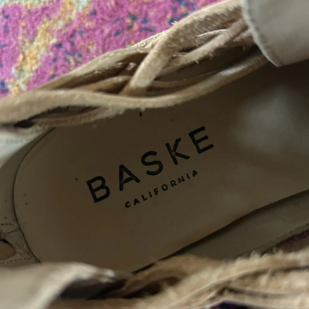 Baske | Women's Tan Leather Lexi Ankle Booties Back Zip Almond Toe Tassels Sz 8